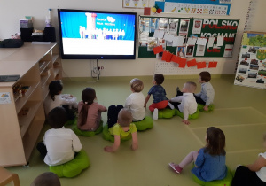 29 Dzieci oglądają przedstawienie Swięto Niepodległości na tablecie